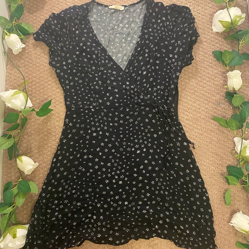 La Hearts Wrap Mini Dress Black With Patterned White Flowers Size Small